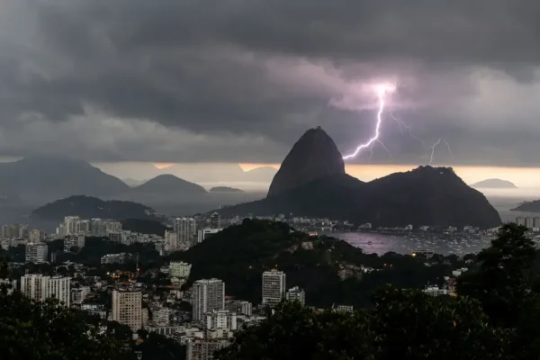 Nuvens carregadas sobre o estado do Rio antes da previsão de forte calor no fim de semana