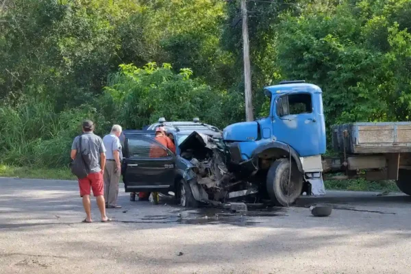 Carro severamente danificado após colisão com caminhão na RJ-116, em Cachoeiras de Macacu.