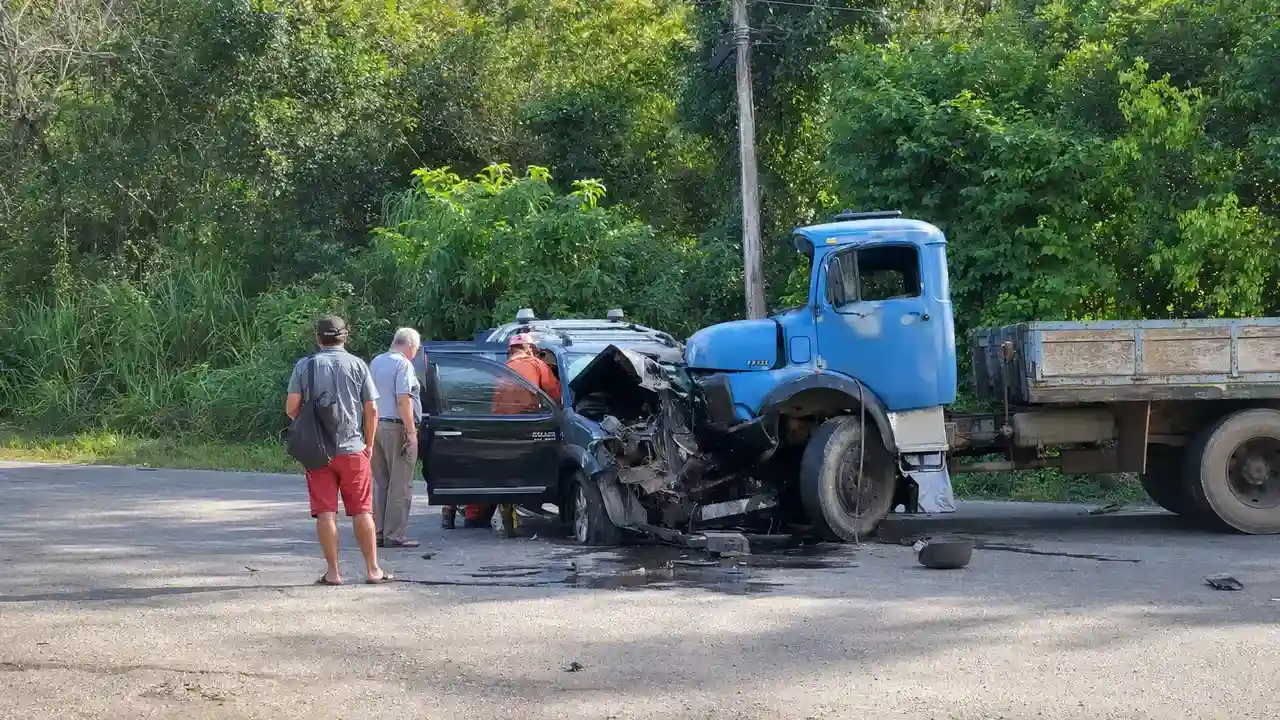 Carro severamente danificado após colisão com caminhão na RJ-116, em Cachoeiras de Macacu.