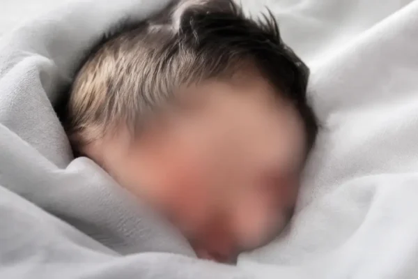 Delegado pede humanidade após adolescente dar à luz sozinha e buscar ajuda para proteger a filha