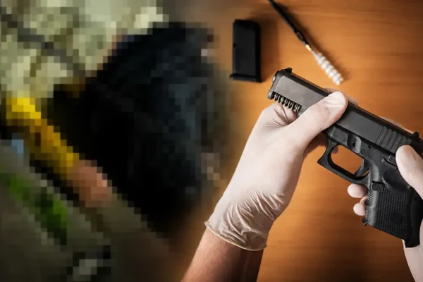 Montagem horizontal reúne uma imagem pixelada da ocorrência e uma pistola sendo examinada com luvas, em referência ao homicídio investigado em Conselheiro Paulino.
