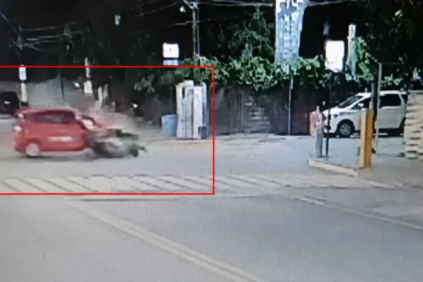 Acidente entre carro e motocicleta no bairro do Alto, em Teresópolis