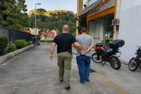Homem investigado por agredir a ex-companheira foi preso pela DEAM em Nova Friburgo nesta sexta-feira, no bairro Nova Suíça.