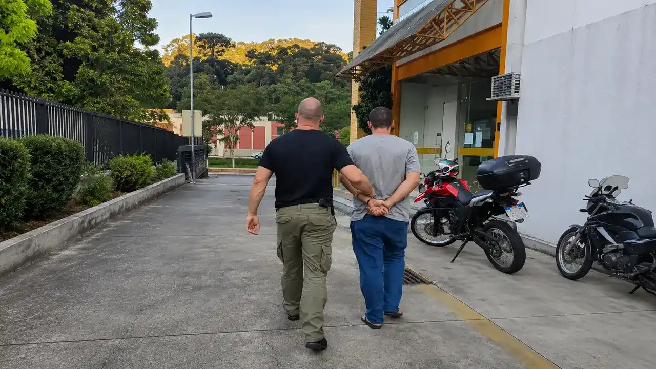 Homem investigado por agredir a ex-companheira foi preso pela DEAM em Nova Friburgo nesta sexta-feira, no bairro Nova Suíça.