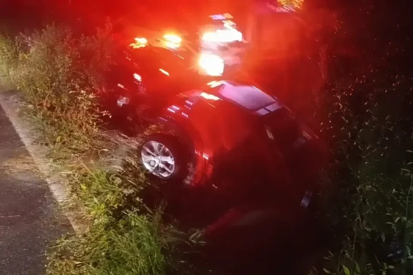 Carro cai em vala às margens da RJ-150 em Nova Friburgo