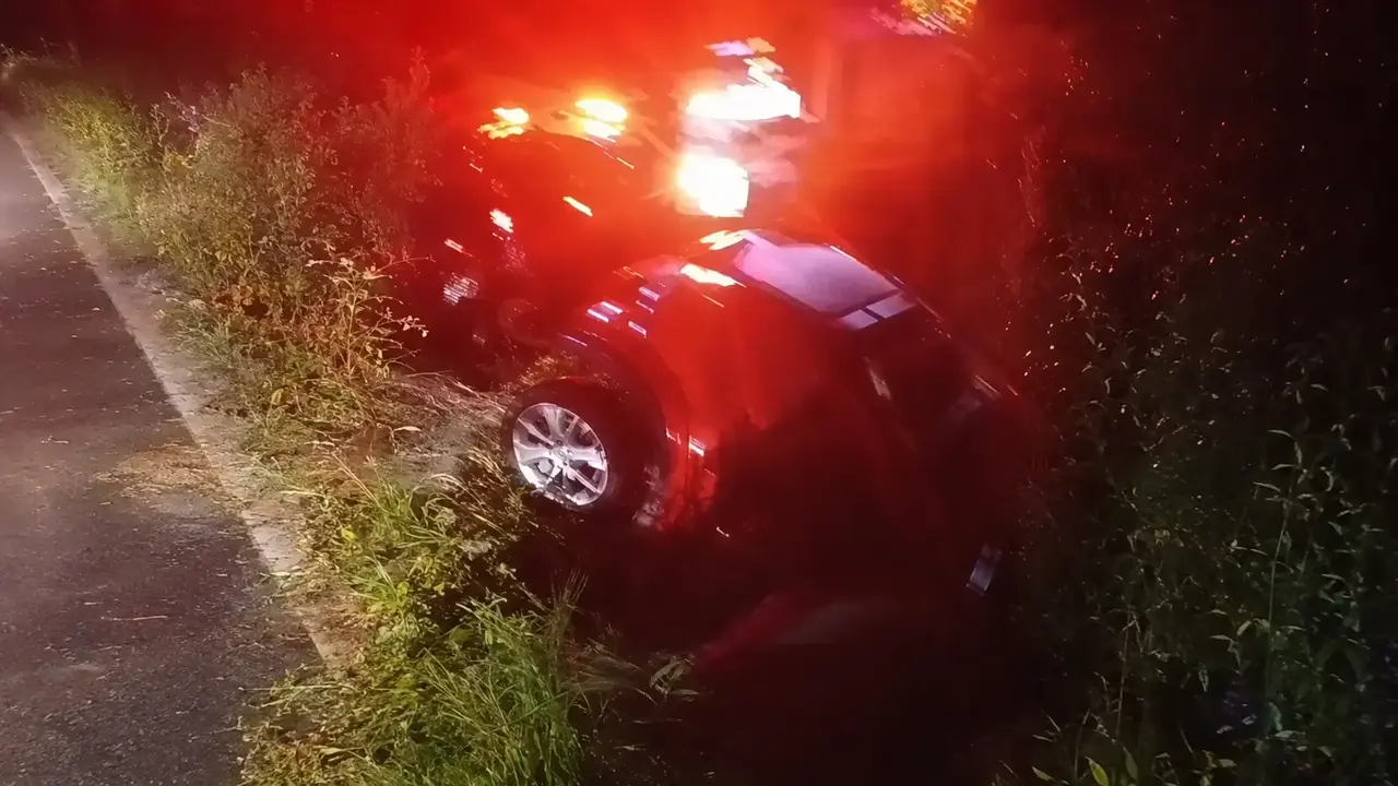 Carro cai em vala às margens da RJ-150 em Nova Friburgo