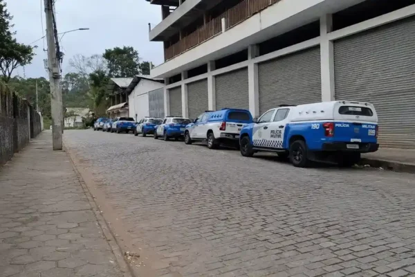 Viaturas da Polícia Militar durante operação realizada em Bom Jardim, na Região Serrana