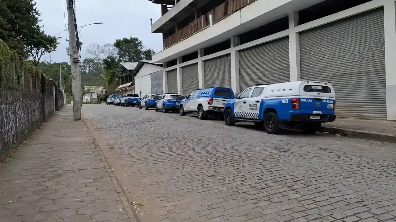 Viaturas da Polícia Militar durante operação realizada em Bom Jardim, na Região Serrana