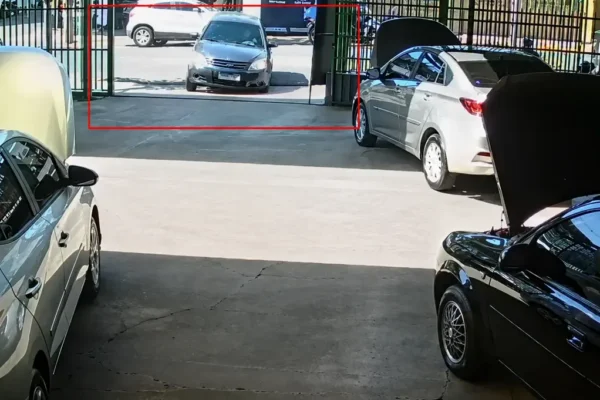 Carro invade revendedora após acidente em Bauru