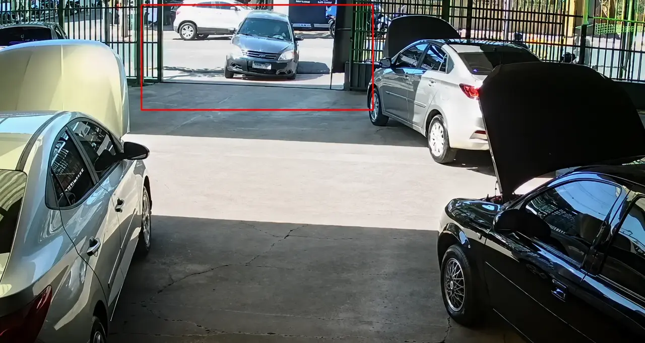 Carro invade revendedora após acidente em Bauru