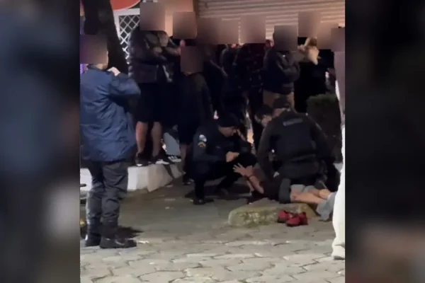 Homem é contido por policiais após confusão na Avenida Alberto Braune