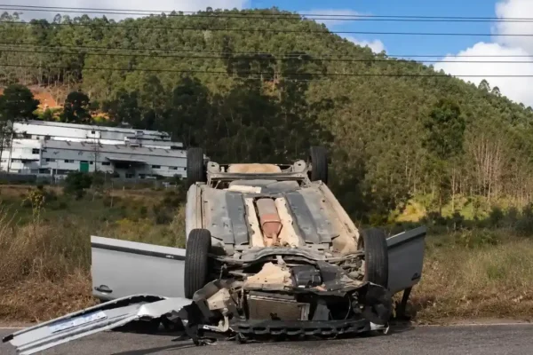 Carro aparece virado de cabeça para baixo às margens da RJ-130, próximo a uma ribanceira, em Campo do Coelho.
