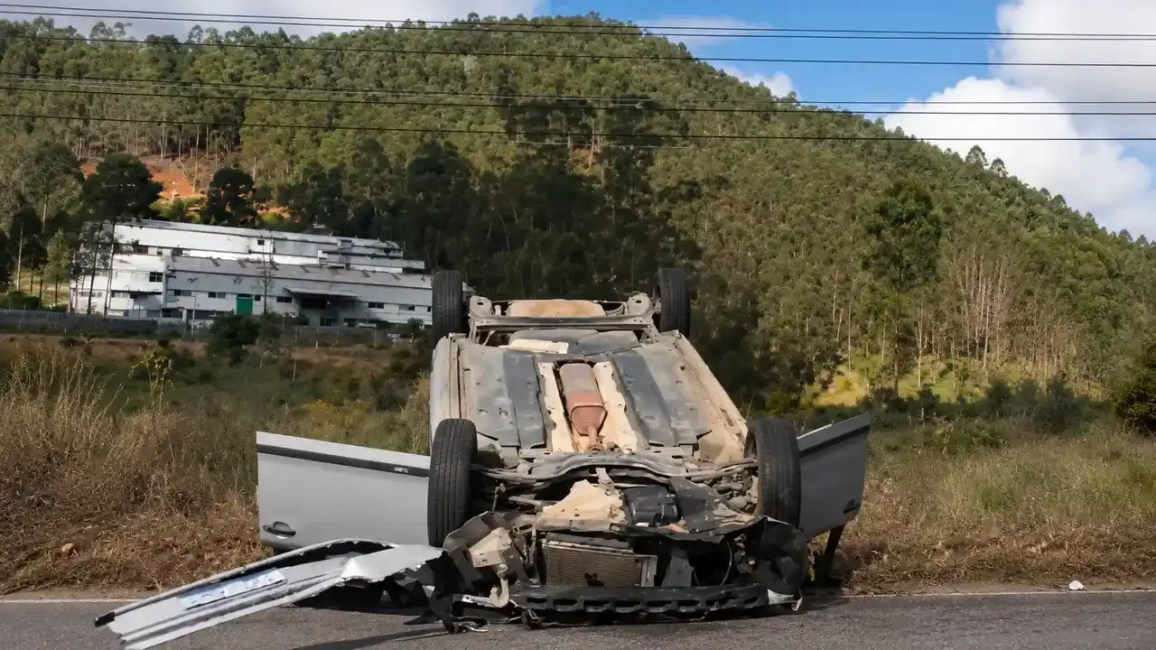 Carro aparece virado de cabeça para baixo às margens da RJ-130, próximo a uma ribanceira, em Campo do Coelho.