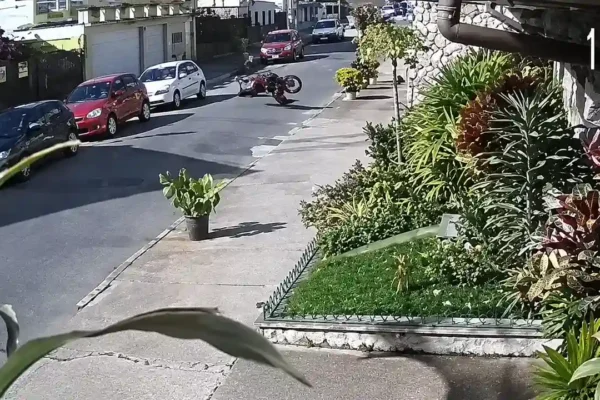 Motociclista cai na Rua Sara Braune, em Nova Friburgo