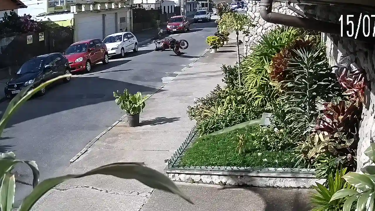 Motociclista cai na Rua Sara Braune, em Nova Friburgo