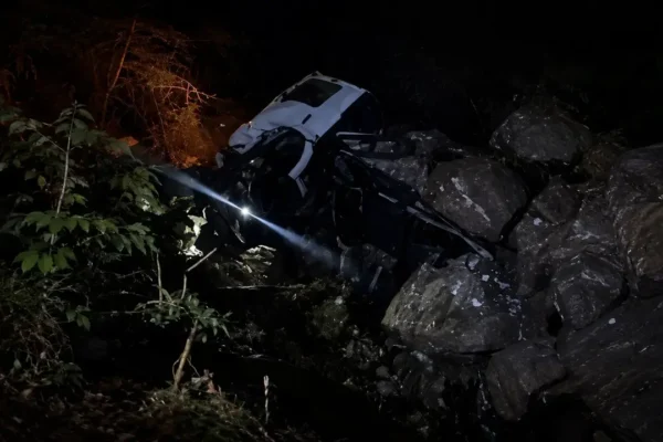 Motorista perde o controle e caminhão despenca em ribanceira em Sumidouro