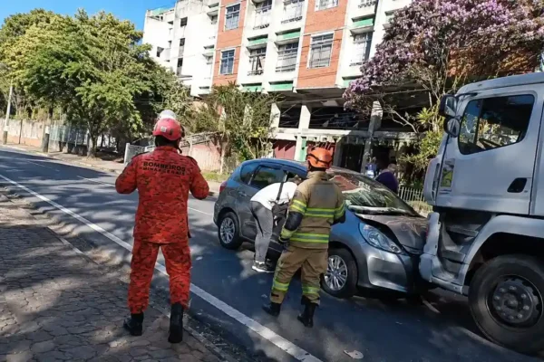 Carro parado em sentido contrário após colisão com carreta de combustível na Avenida Galdino do Valle Filho, em Nova Friburgo.