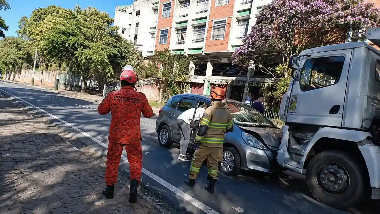 Carro parado em sentido contrário após colisão com carreta de combustível na Avenida Galdino do Valle Filho, em Nova Friburgo.
