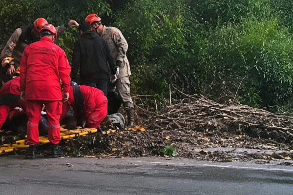Imagem mostra trecho da RJ-130, em Nova Friburgo, onde um motociclista ficou ferido após colidir contra um poste.