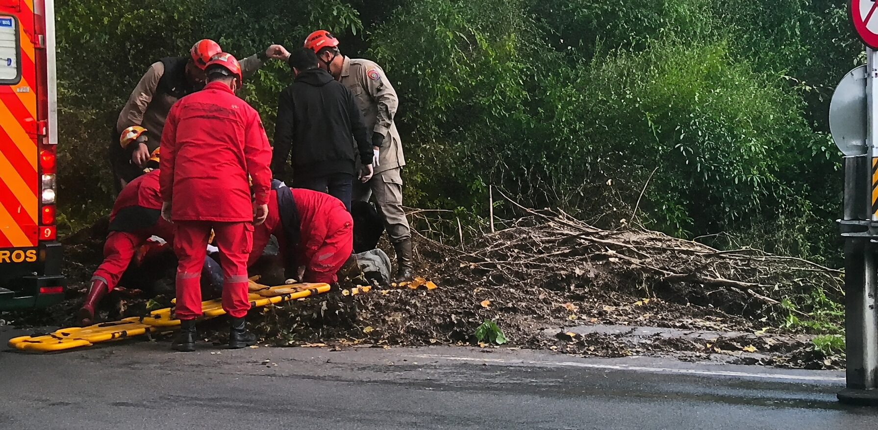 Imagem mostra trecho da RJ-130, em Nova Friburgo, onde um motociclista ficou ferido após colidir contra um poste.