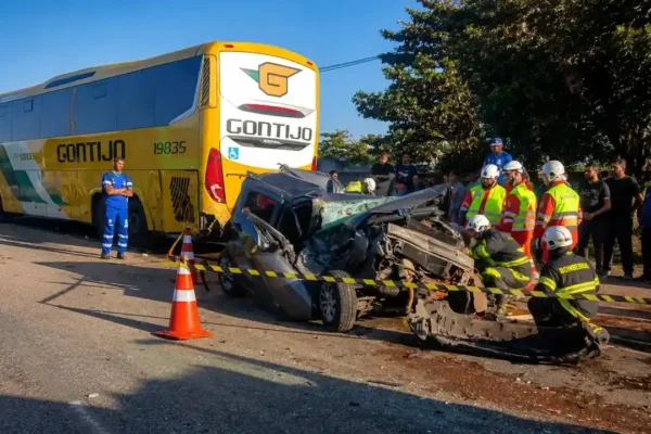 Batida sinistra: Carro fica destruído após bater na traseira de ônibus na Rio-Magé