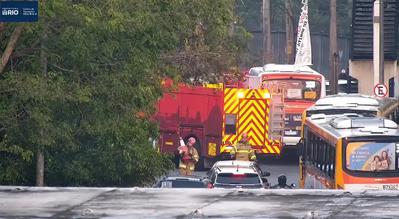 Veículos circulam em trecho congestionado de uma via expressa do Rio de Janeiro