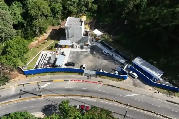 Obra de saneamento na Via Expressa, em Nova Friburgo, ligada à implantação do sistema da ETE Cônego.