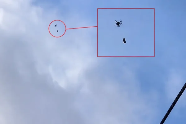 Drone sobrevoando área urbana durante episódio de violência em Brás de Pina, no Rio de Janeiro