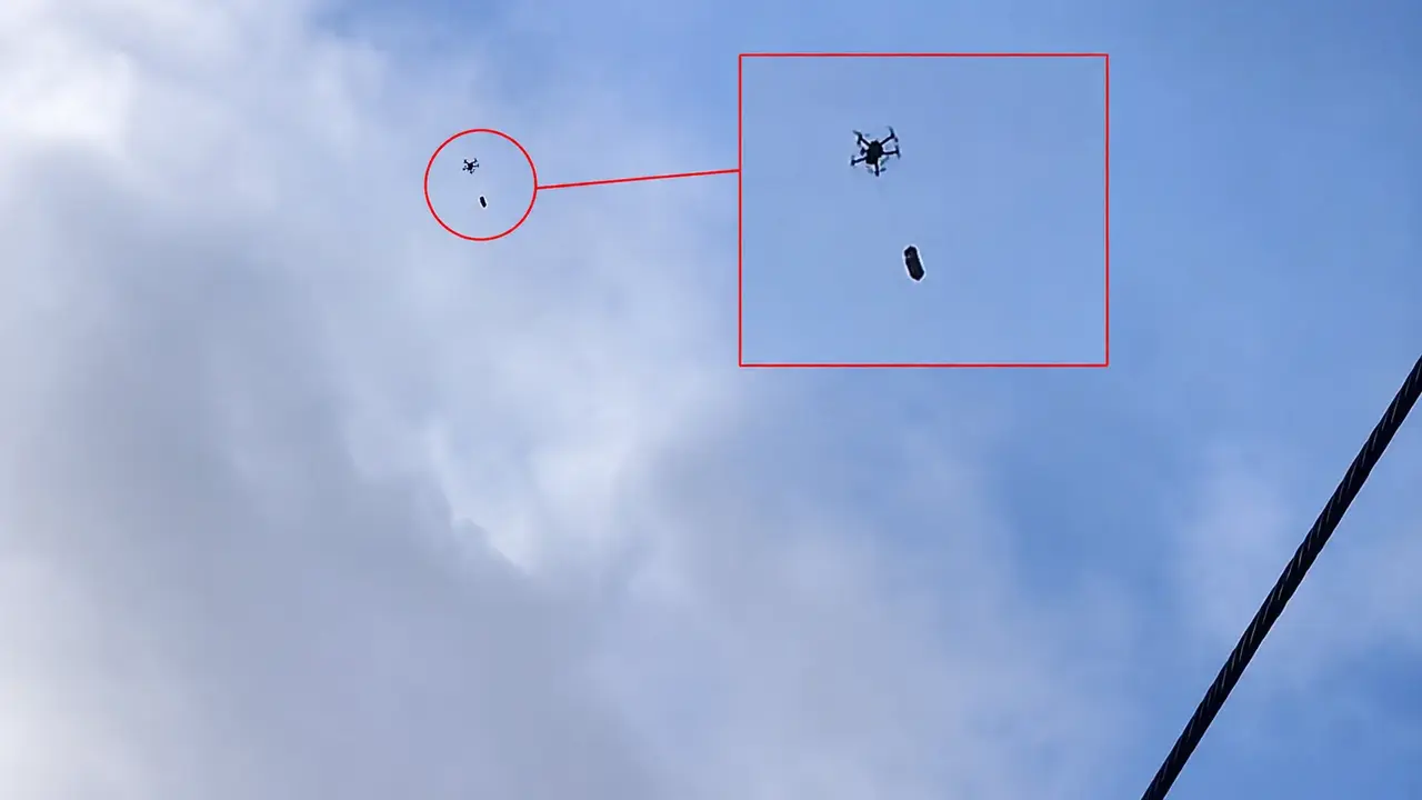 Drone sobrevoando área urbana durante episódio de violência em Brás de Pina, no Rio de Janeiro