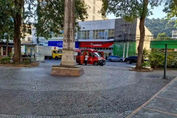 Corpo de Bombeiros presta atendimento a idoso na Praça Demerval Barbosa Moreira, em Nova Friburgo