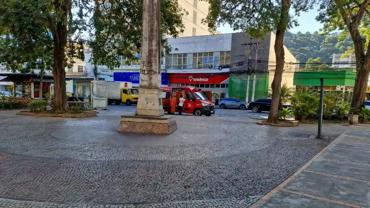 Corpo de Bombeiros presta atendimento a idoso na Praça Demerval Barbosa Moreira, em Nova Friburgo