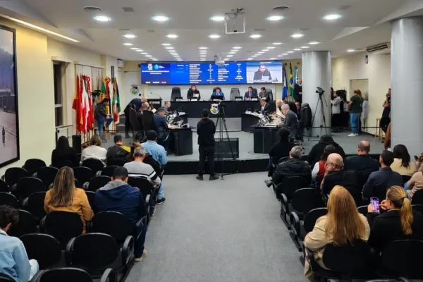 Sessão da Câmara de Nova Friburgo sobre a previdência dos servidores municipais e a situação do RPPS.