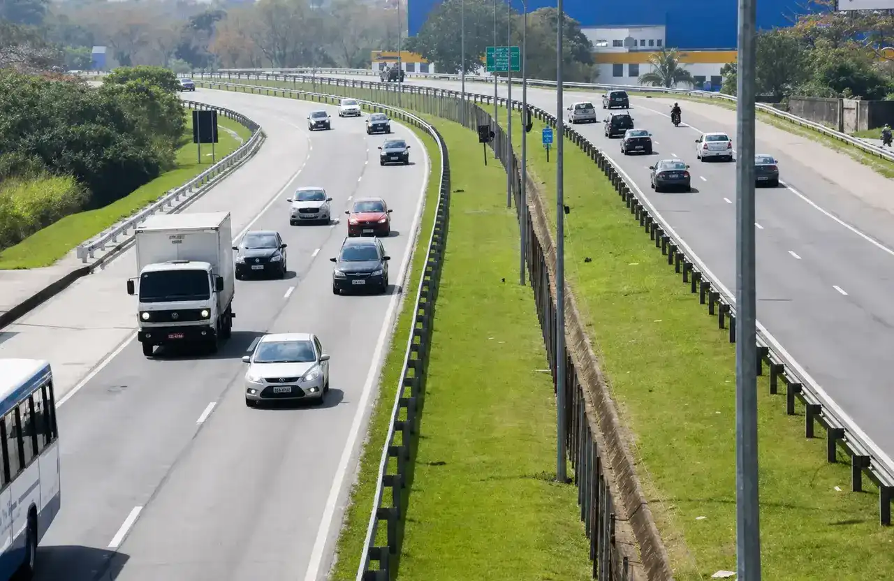 Trecho ampliado da BR-101 entre São Gonçalo e o Trevo de Manilha, em Itaboraí.