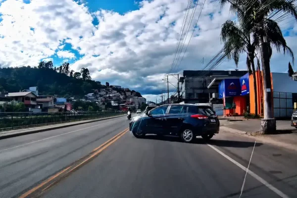 Vídeo registra acidente entre carro e moto em Nova Friburgo