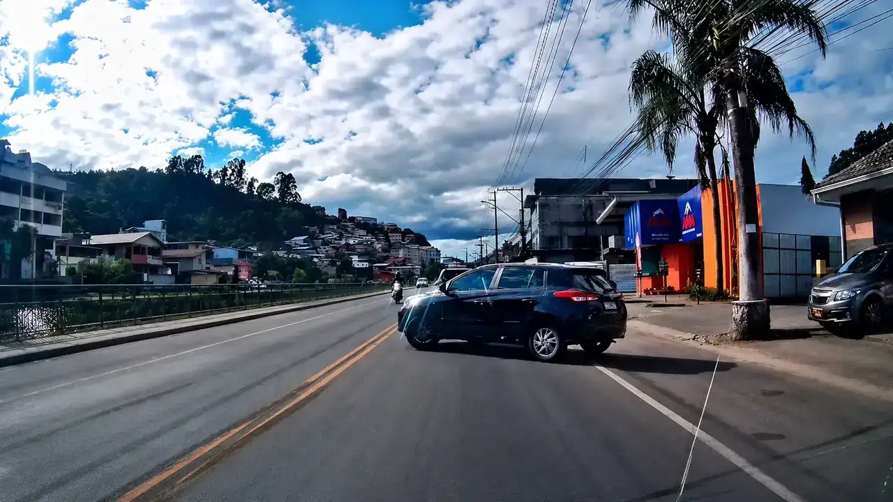 Vídeo registra acidente entre carro e moto em Nova Friburgo