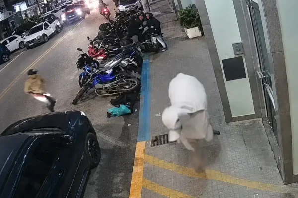 Boi corre pela Avenida Presidente Getúlio Vargas, em Cordeiro, momentos antes de atingir um menino durante a noite.