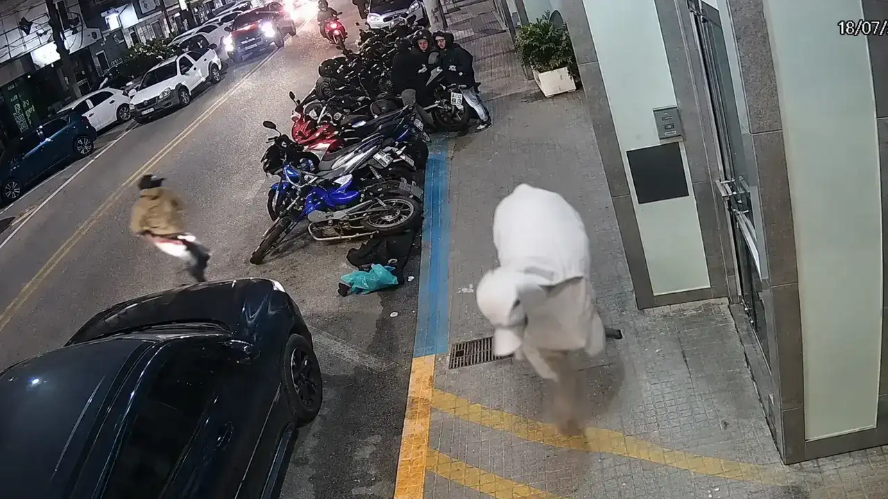Boi corre pela Avenida Presidente Getúlio Vargas, em Cordeiro, momentos antes de atingir um menino durante a noite.