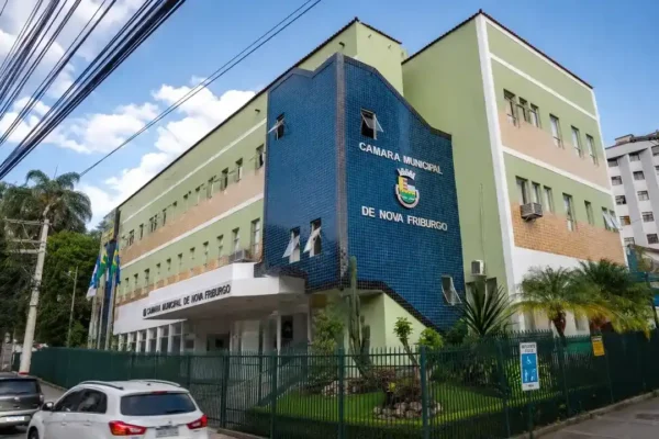 Plenário da Câmara Municipal de Nova Friburgo durante sessão legislativa sobre temas do orçamento municipal