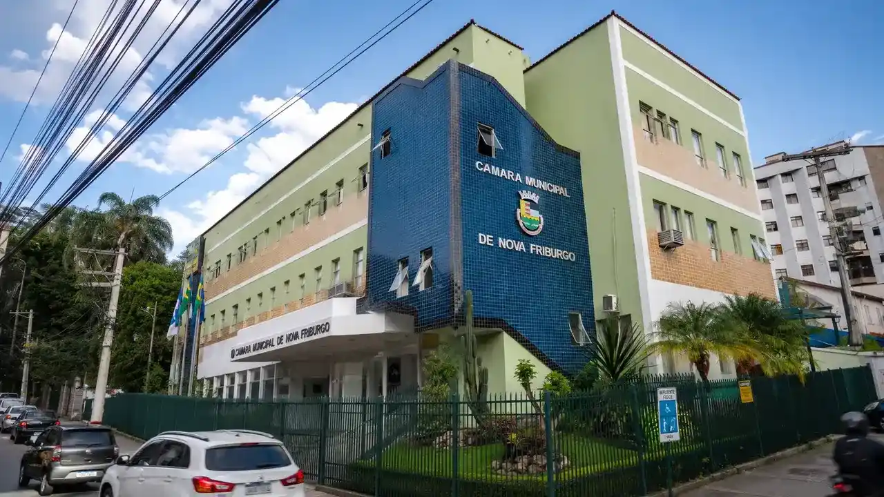 Plenário da Câmara Municipal de Nova Friburgo durante sessão legislativa sobre temas do orçamento municipal