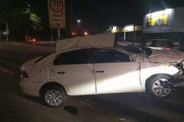 Capotamento em Irajá mobiliza equipes na madrugada e Avenida Brasil é liberada no sentido Centro
