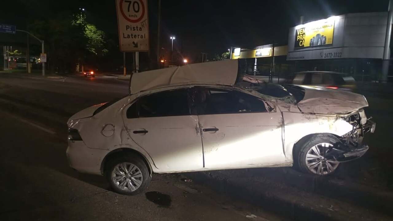 Capotamento em Irajá mobiliza equipes na madrugada e Avenida Brasil é liberada no sentido Centro