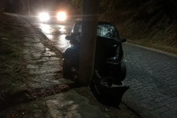 Carro com a dianteira danificada após colisão contra poste no Vale dos Pinheiros, em Nova Friburgo