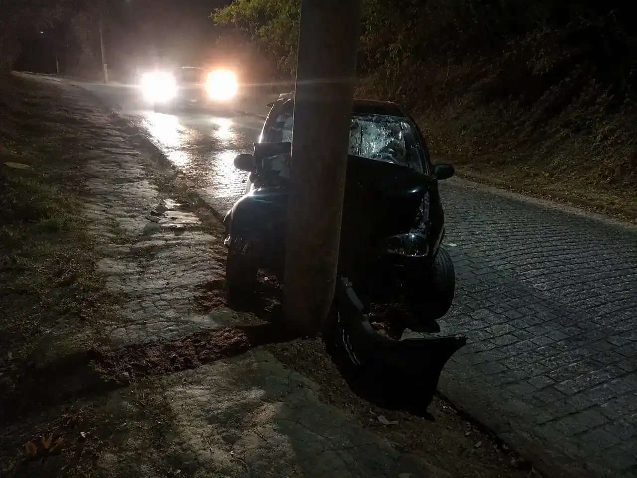 Carro com a dianteira danificada após colisão contra poste no Vale dos Pinheiros, em Nova Friburgo