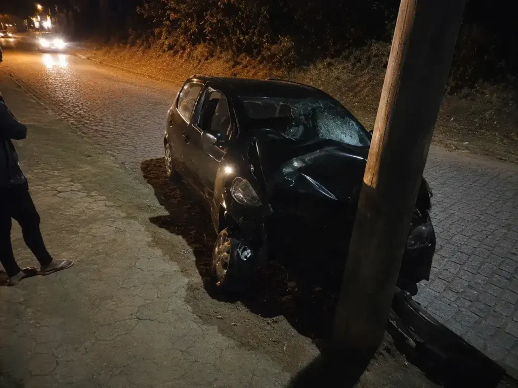Carro com a dianteira danificada após colisão contra poste no Vale dos Pinheiros, em Nova Friburgo