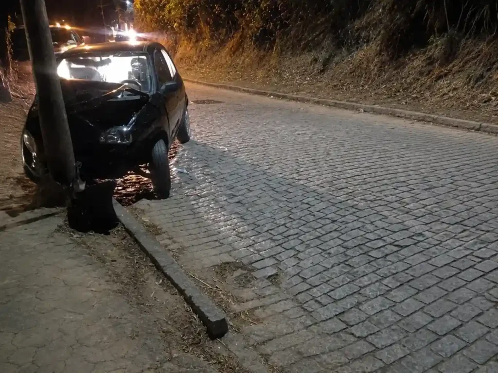 Carro com a dianteira danificada após colisão contra poste no Vale dos Pinheiros, em Nova Friburgo
