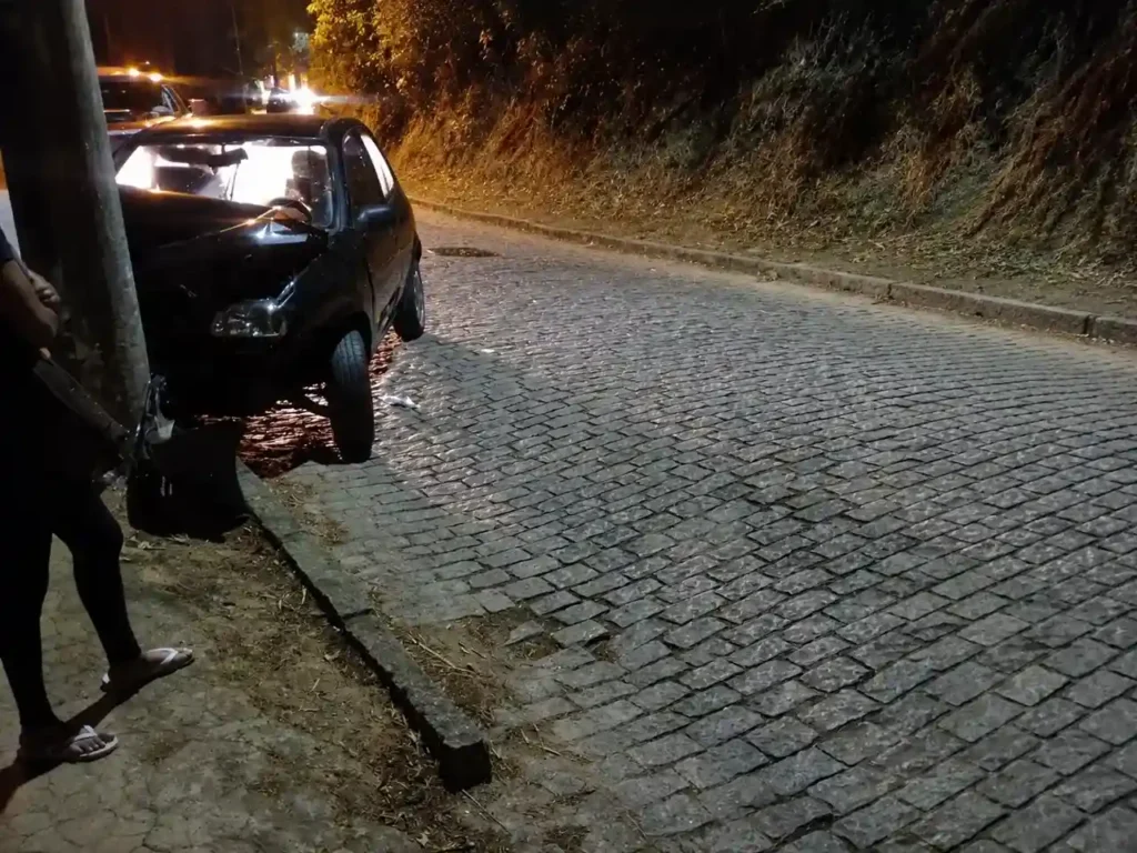 Carro com a dianteira danificada após colisão contra poste no Vale dos Pinheiros, em Nova Friburgo