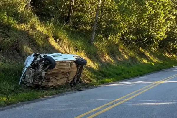 Carro capota após colisão frontal em Nova Friburgo; envolvidos escapam sem ferimentos graves