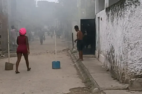 Bombeiros atuam em imóvel com risco de desabamento em Manguinhos, na Zona Norte do Rio