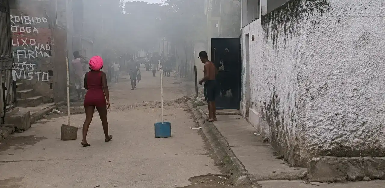 Bombeiros atuam em imóvel com risco de desabamento em Manguinhos, na Zona Norte do Rio