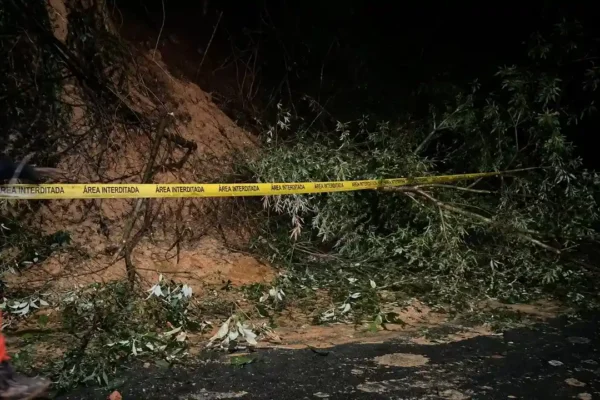 Temporal com raios e trovões causa transtornos na Região Serrana